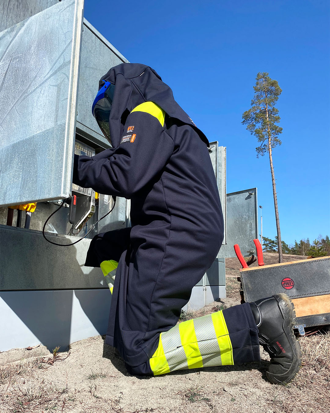 Comment se produit un arc électrique et quels sont les dangers liés à ce phénomène ? 